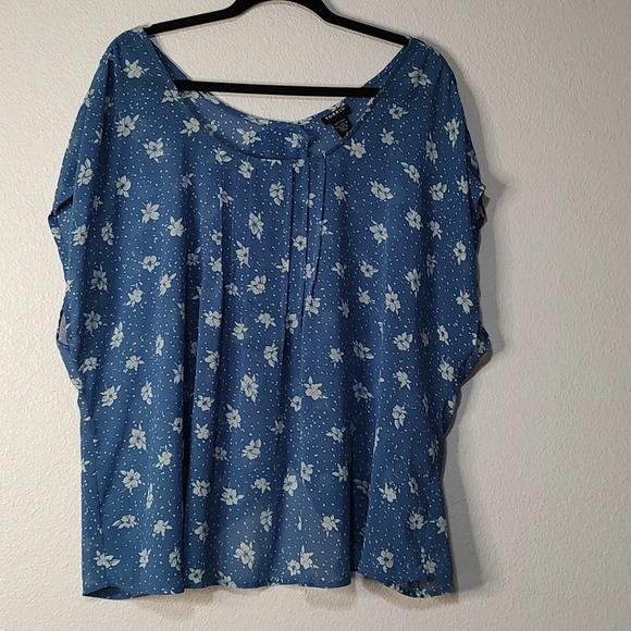 Torrid Blue and White Sleeveless Floral Top Size 2 - Picture 1 of 5